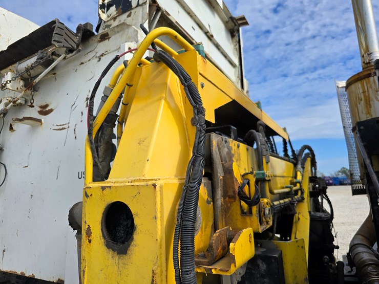 2003-peterbilt-320-image-93