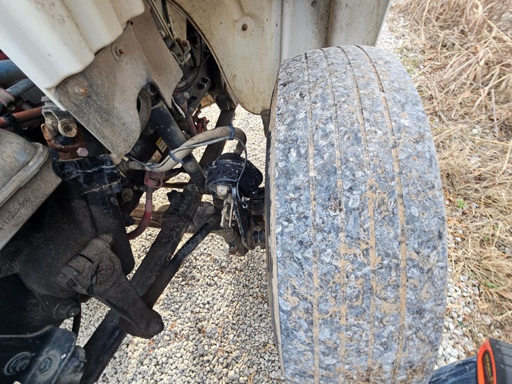 2019-freightliner-m2-106-image-24