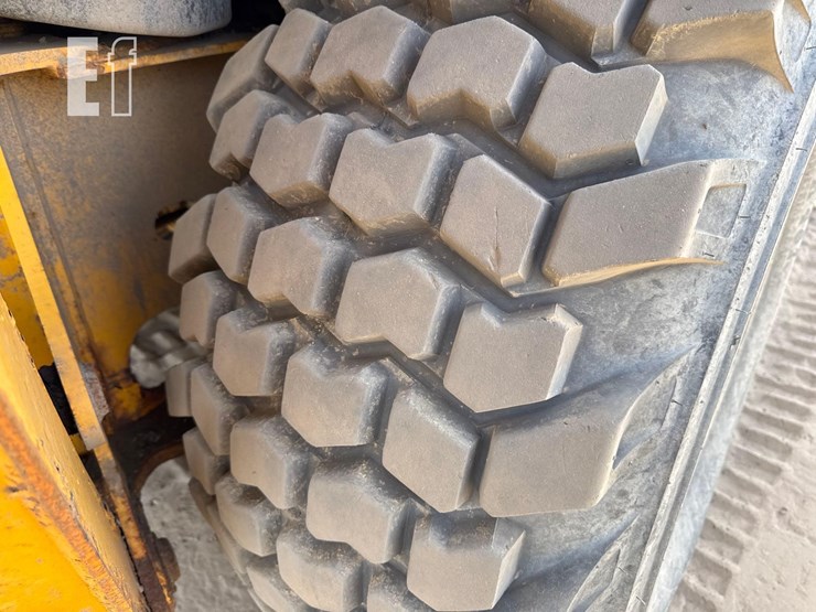 2010-deere-310j-image-11