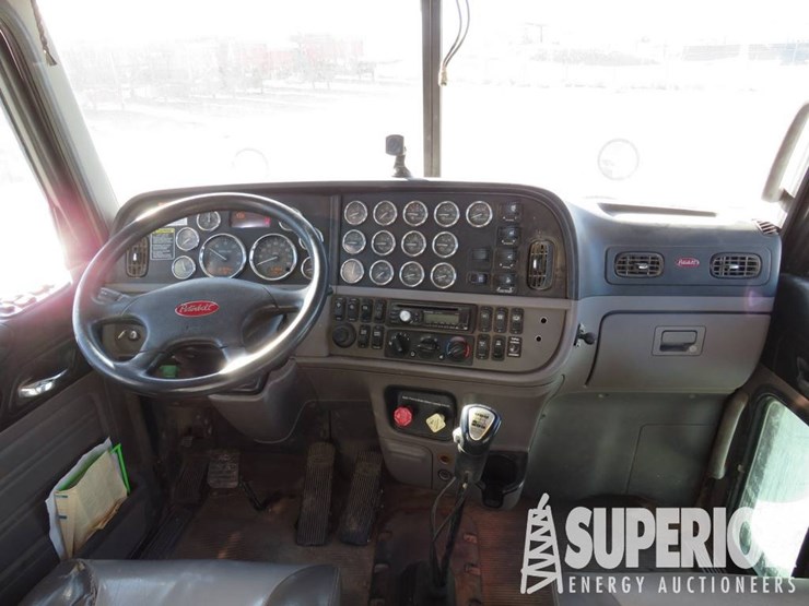peterbilt-388-image-12