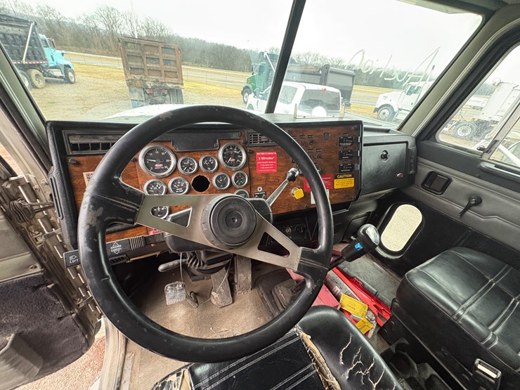 2000-peterbilt-378-image-15