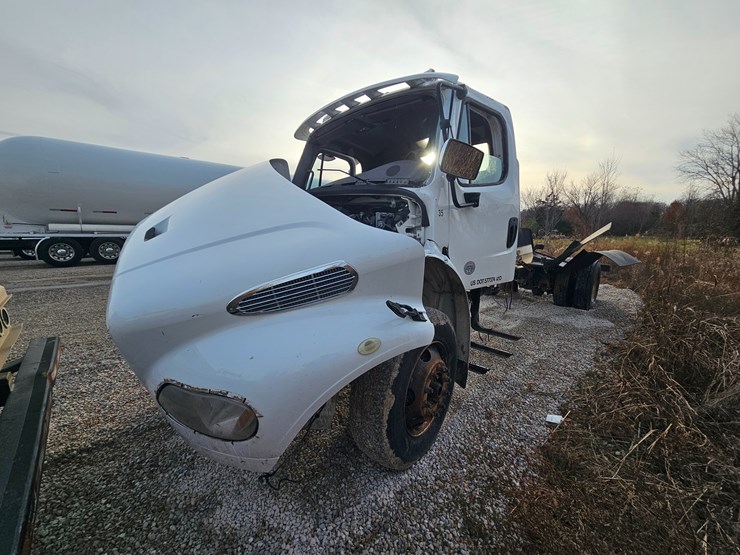 2019-freightliner-m2-106-image-12