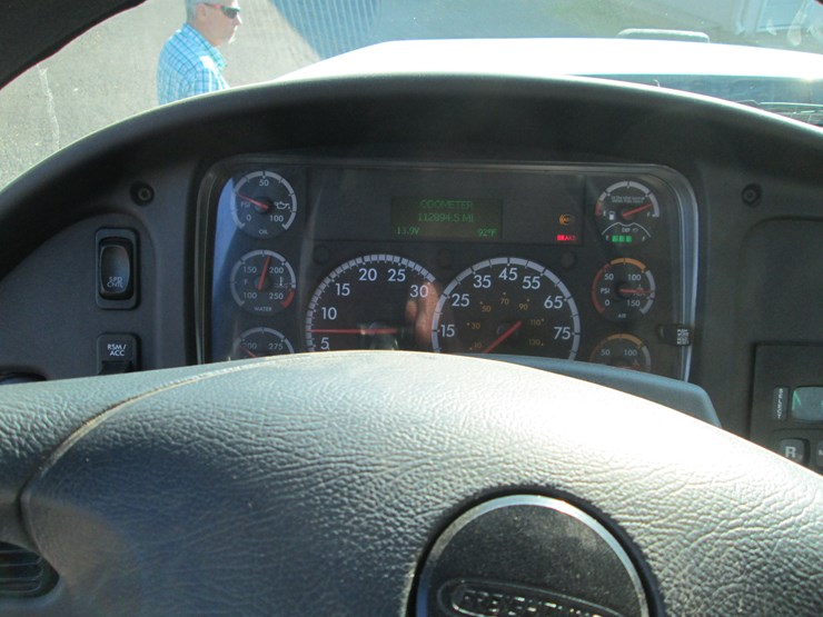 2016-freightliner-108sd-image-46