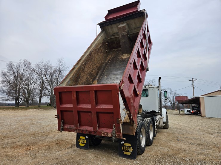 freightliner-122sd-image-37