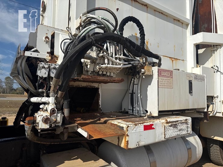 2019-peterbilt-garbage-truck-image-16