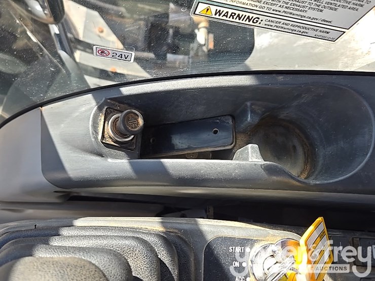 2021-case-cx210-lc-image-190