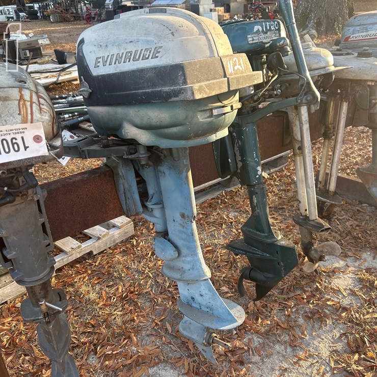 VINTAGE EVINRUDE OUTBOARD MOTOR