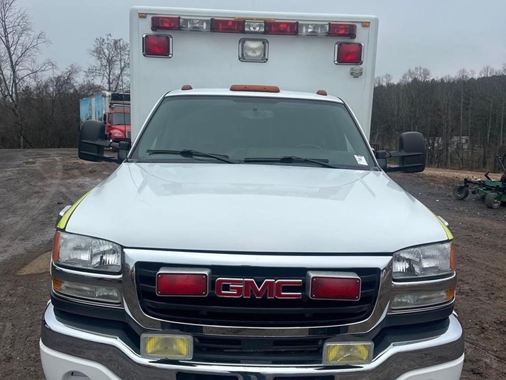 2006-gmc-sierra-3500-image-2