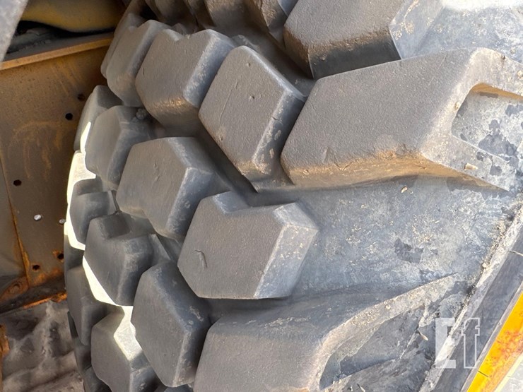 2010-deere-310j-image-10