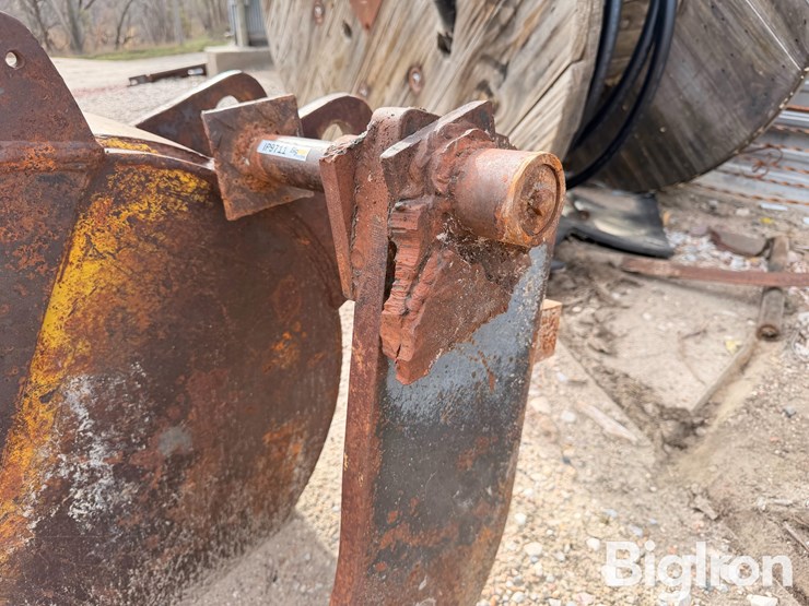 14"-backhoe-bucket-&-frost-ripper-image-10