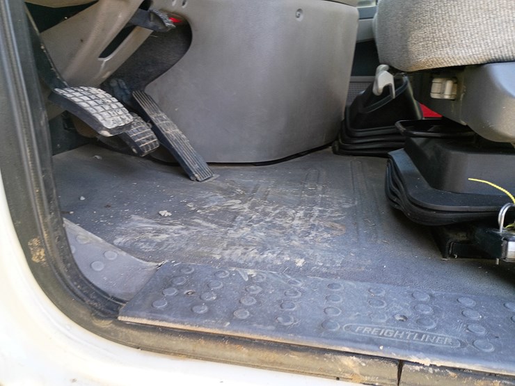 freightliner-cascadia-125-image-35