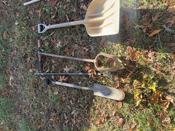 yard-tools,-gutter-cleaner,-shovels,-post-hole-digger.-image-3