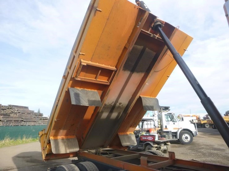 freightliner-fl70-image-10