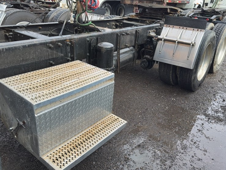 1997-peterbilt-379-image-12