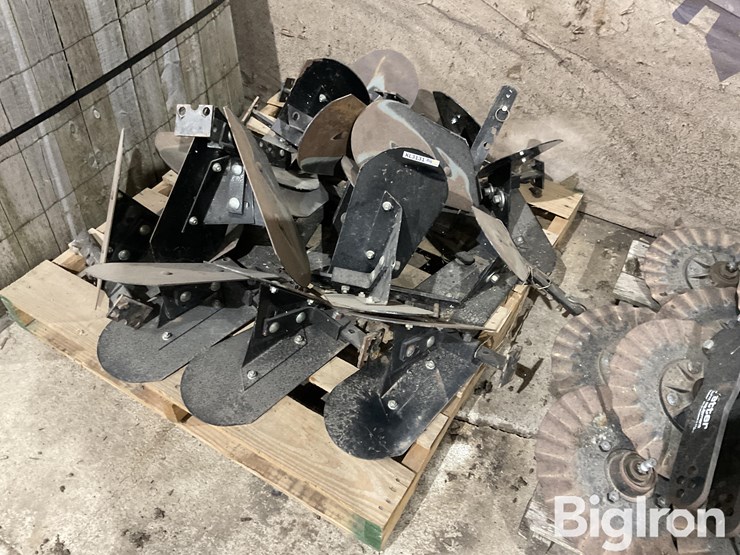 hiniker-cultivator-hiller/ridge-attachment-image-1