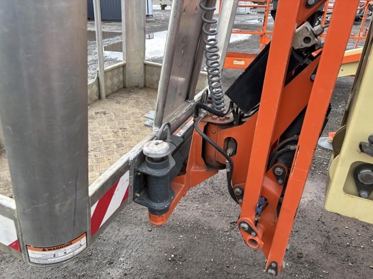 2014-jlg-x700aj-image-21