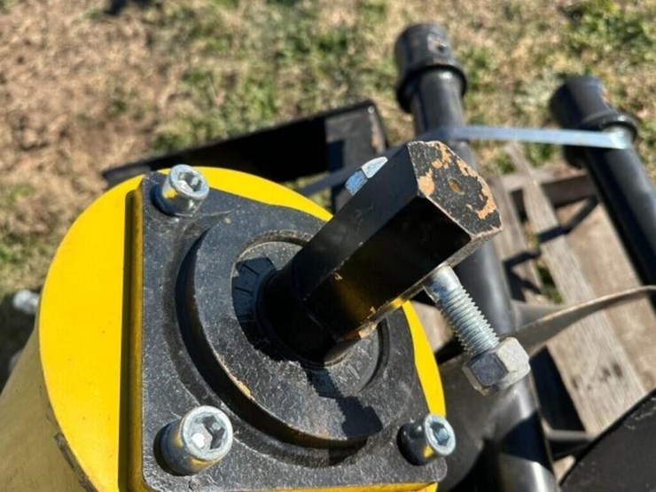 skid-steer-hydraulic-auger-image-10