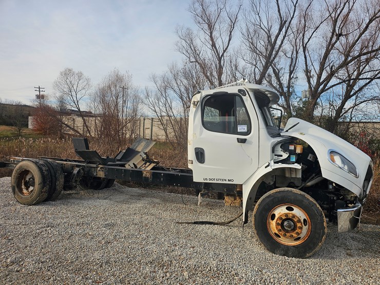 2019-freightliner-m2-106-image-2