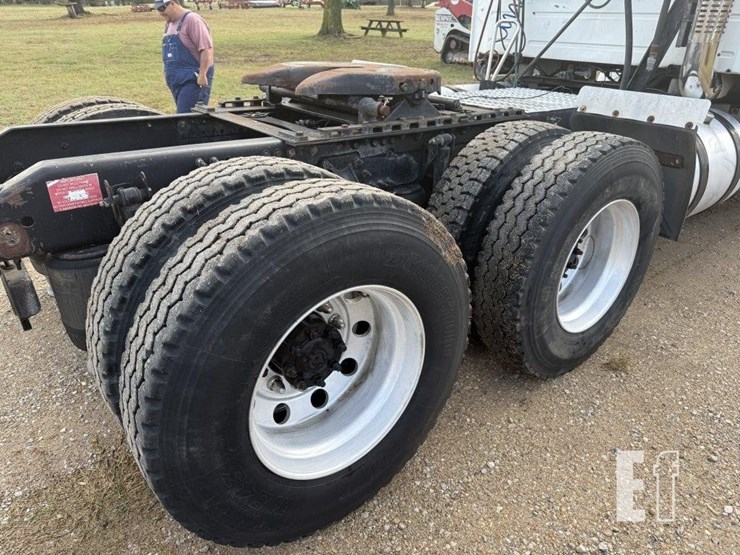 volvo-vnm64t630-image-13