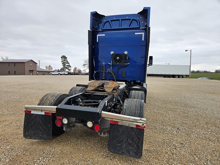 peterbilt-579-image-16