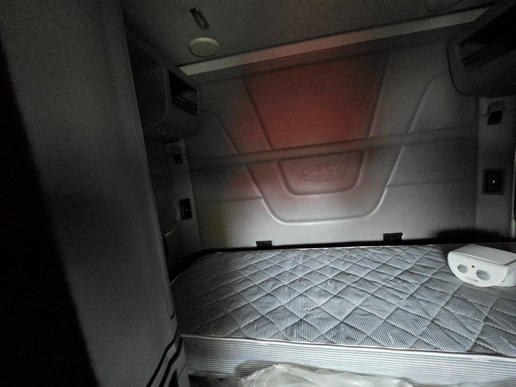 2017-peterbilt-579-image-91