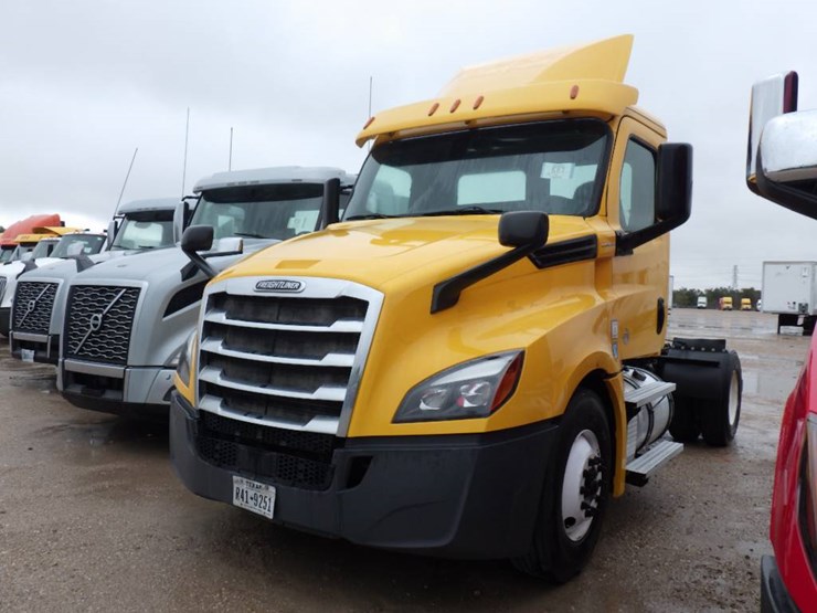 2020-freightliner-cascadia-126-image-1