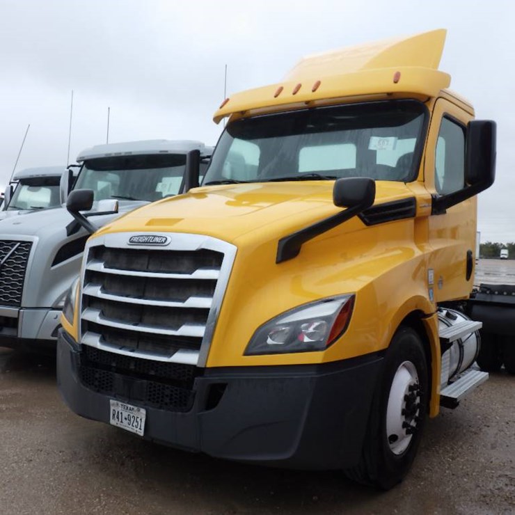 2020 FREIGHTLINER CASCADIA 126