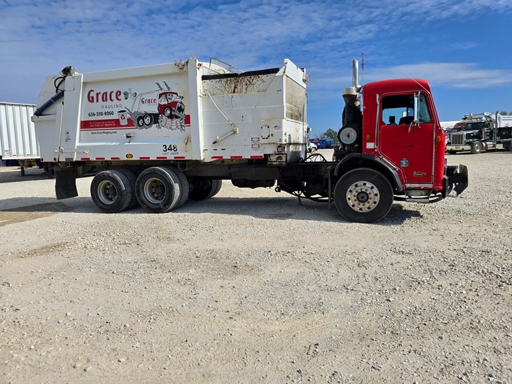 2003-peterbilt-320-image-39