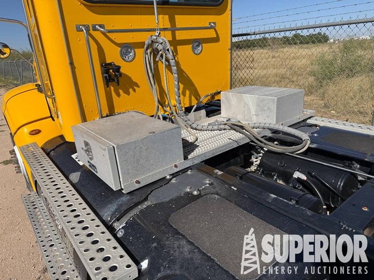 2014-peterbilt-384-image-6