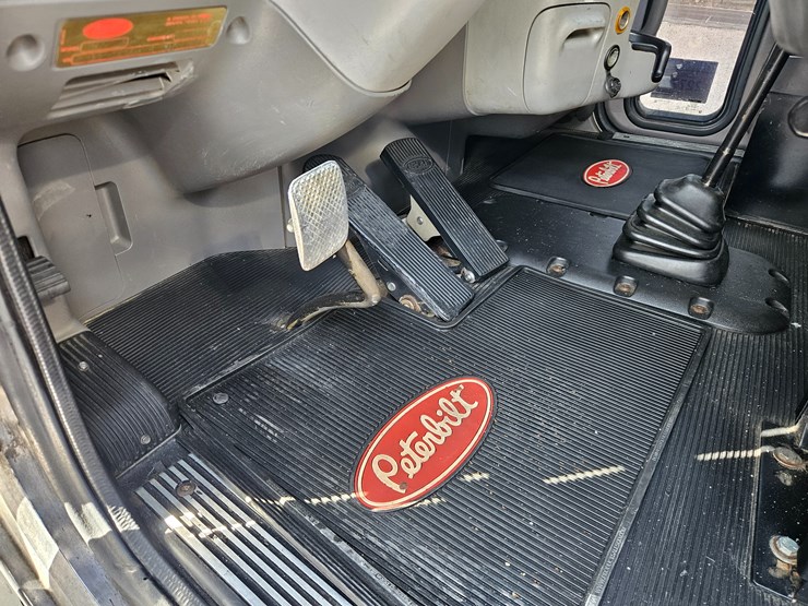 2009-peterbilt-365-image-69