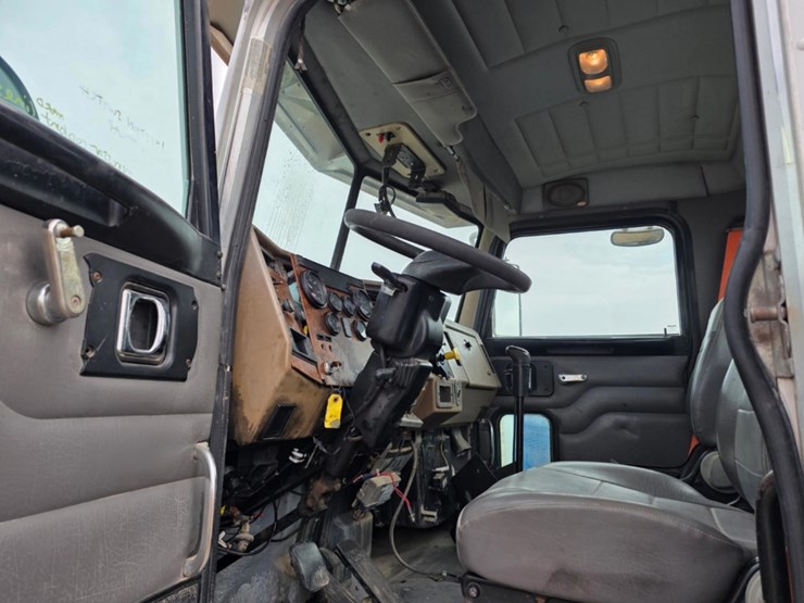 2009-peterbilt-340-image-9