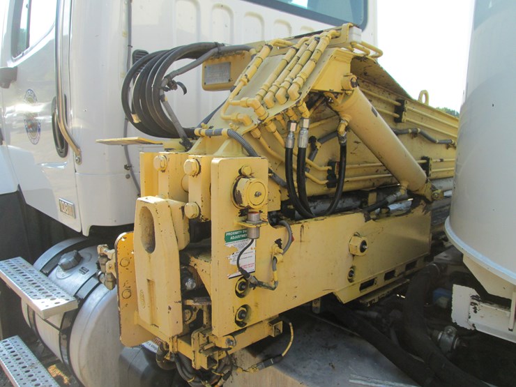 2016-freightliner-108sd-image-15