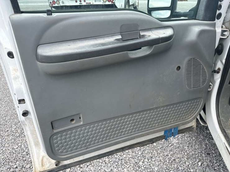 2004-ford-f350-xl-image-17