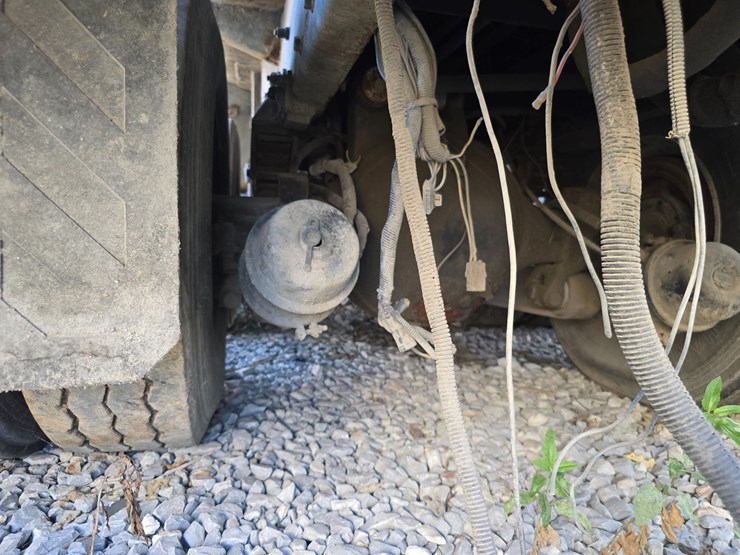 2001-peterbilt-320-image-49