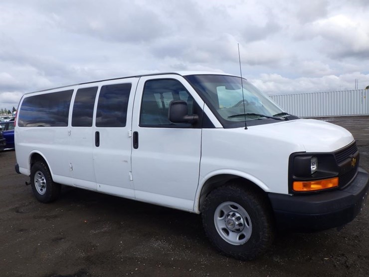 2014-chevrolet-express-3500-image-2