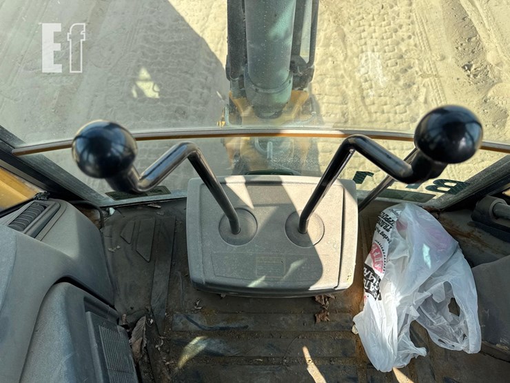 2010-deere-310j-image-34