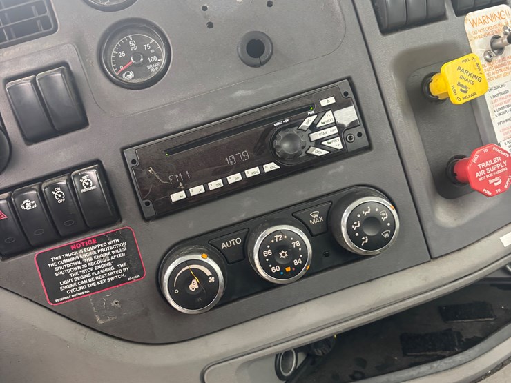 #1550-•-2016-peterbuilt-day-cab-auto-image-7