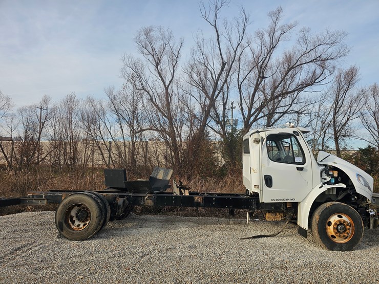 2019-freightliner-m2-106-image-4