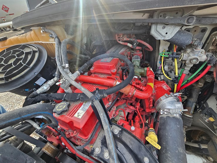 2019-freightliner-m2-106-image-17