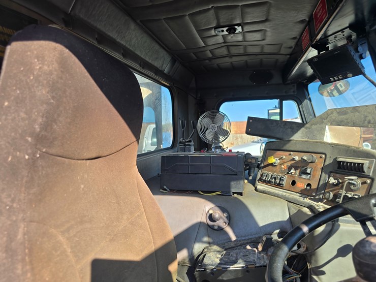 2001-peterbilt-320-image-28