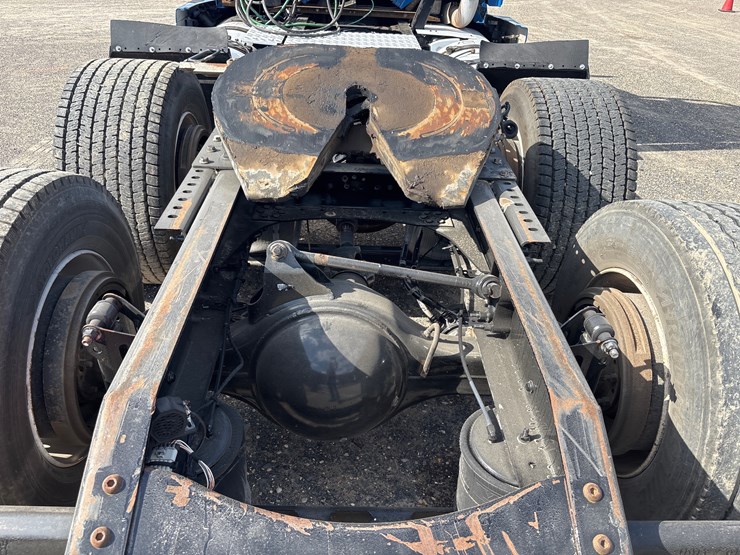 2016-volvo-vnl64t300-image-8