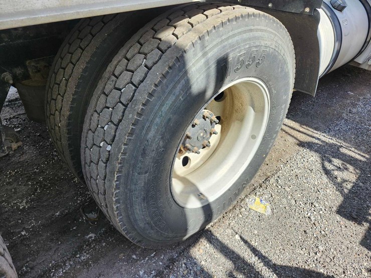 2016-freightliner-semi,-tag-#646-image-13