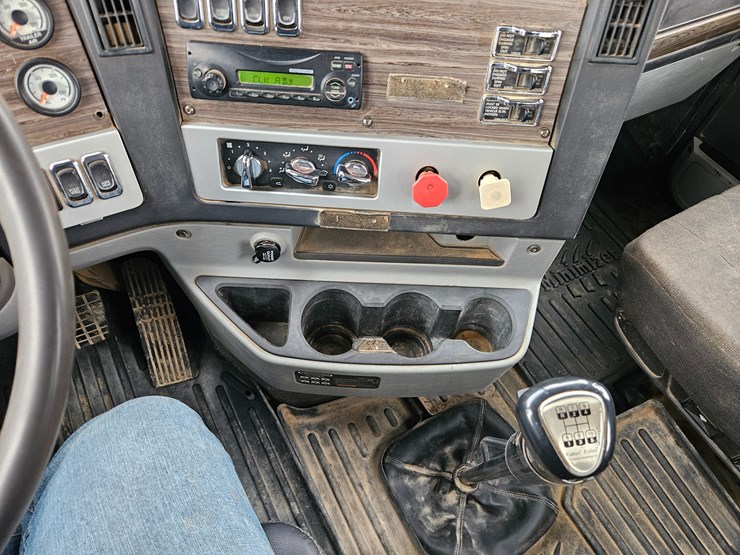 freightliner-122sd-image-81