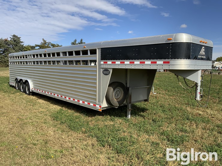 2019-elite-tri/a-gooseneck-livestock-trailer-image-3