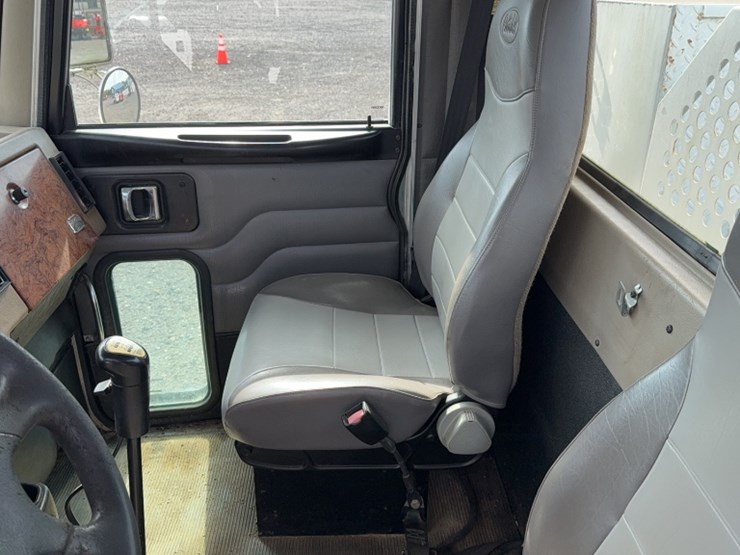 2007-peterbilt-335-image-20