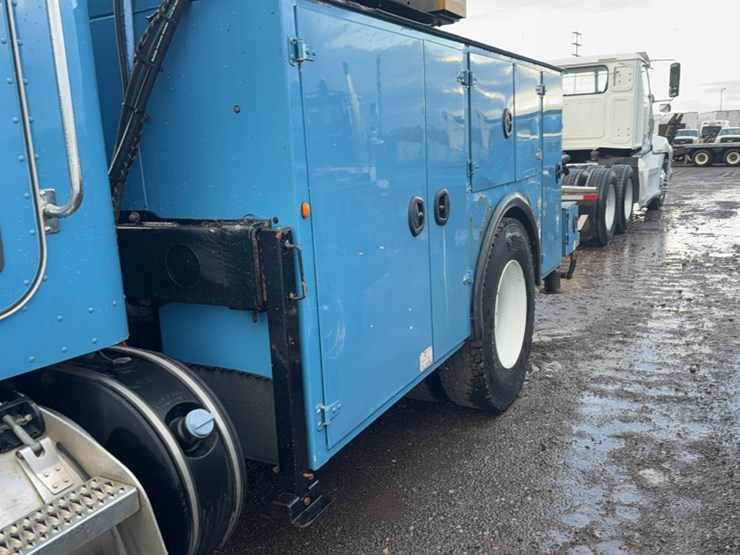 2012-peterbilt-337-image-17