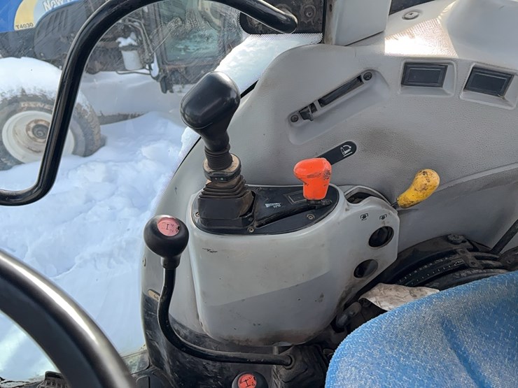 new-holland-t4020-image-16