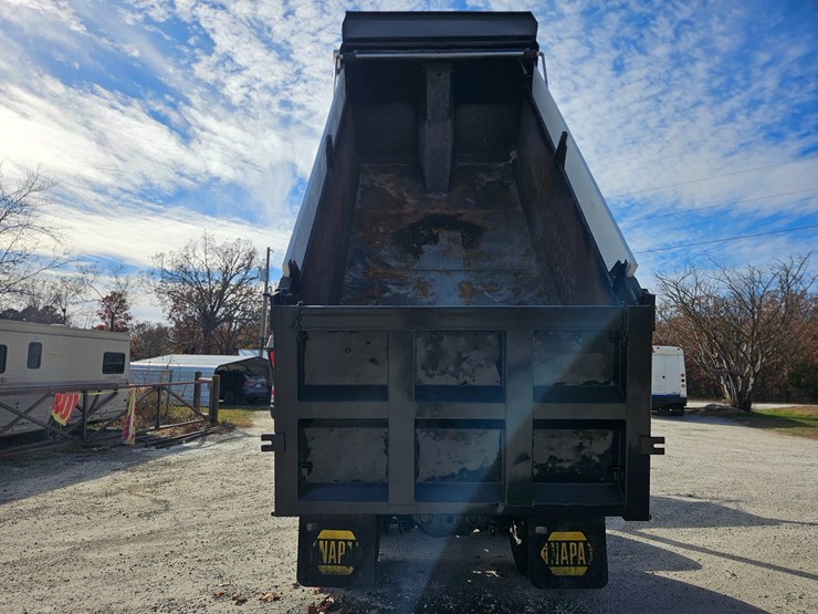 2009-peterbilt-365-image-32