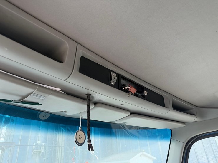 2016-kenworth-t880-image-34