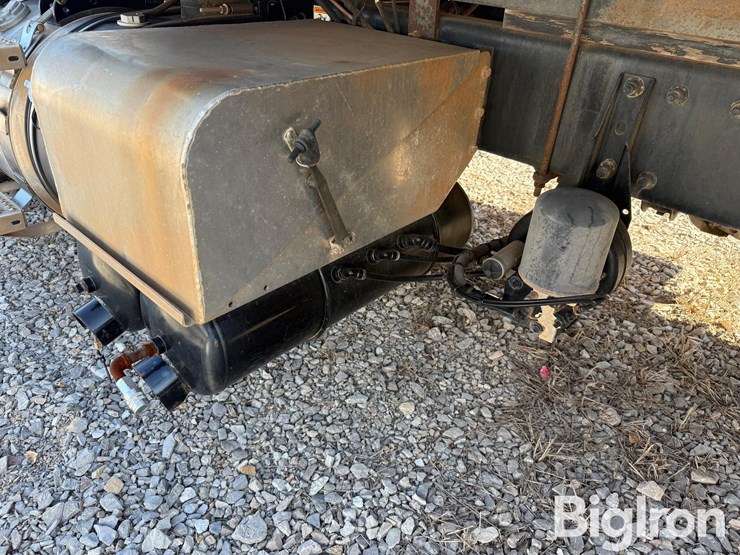 2014-peterbilt-337-image-12